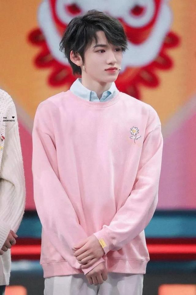 黄晓明|宋亚轩被惩罚淋水后，王牌家族无一人关心，只有黄晓明为其拿毛巾