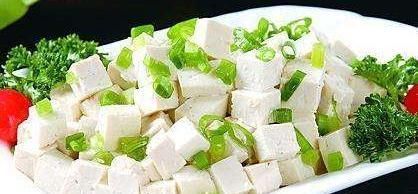 大豆异黄酮|糖尿病患者吃豆腐会有哪些好处？若能搭配三种食物，血糖更稳定