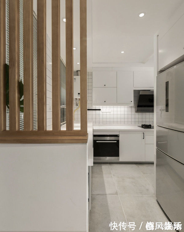 墙面|这对夫妻很有远见,买下120平复式小楼,客厅开阔还有双储物间