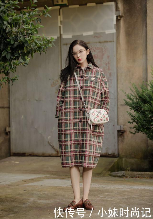 初秋的穿搭方式,可以学娜扎穿,打扮得漂亮还不廉价