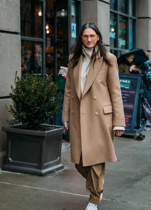 女人不管多少年纪，穿大衣时，最好别配这2双鞋子，另外3双更时髦