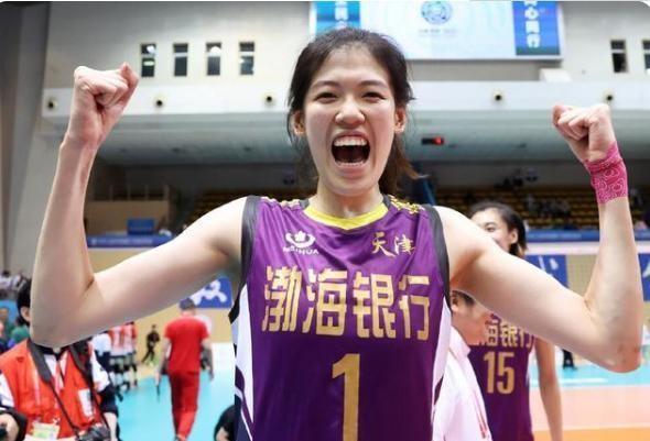 中国女排|世界冠军李盈莹晒近照!陪妈妈成都看大熊猫,妈妈年轻二人似姐妹