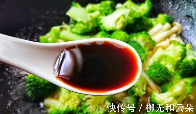 西蓝花炒白玉菇|家常西蓝花炒白玉菇，味道清淡又鲜美，大人小孩都爱吃！