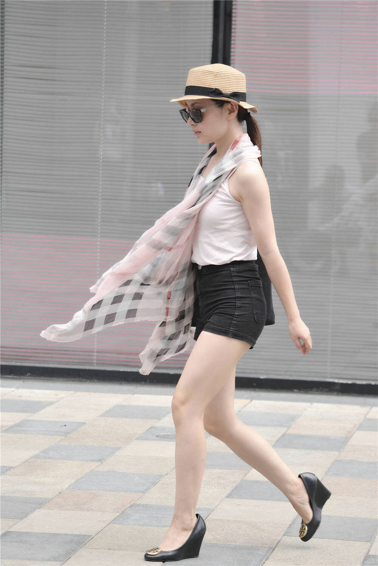 高跟鞋 紧身高腰牛仔短裤，搭配坡跟皮鞋，时尚穿搭，要注意气质展示