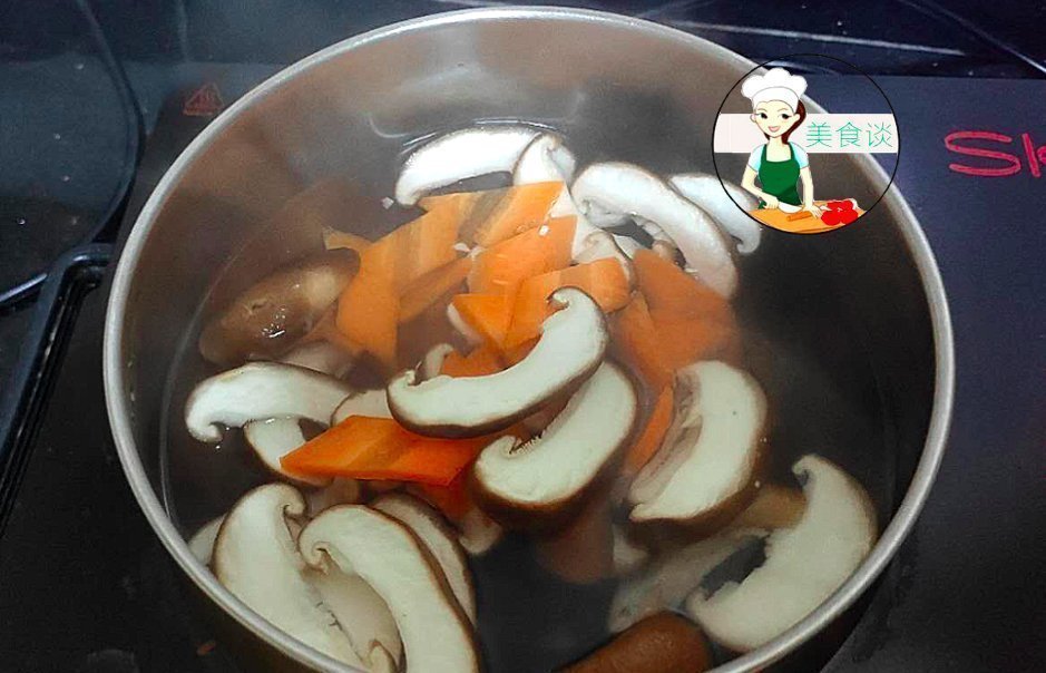 这几样素菜一起炒,不放肉也很鲜香,营养又实惠,大人小孩都爱吃