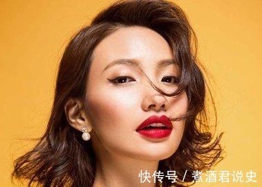 外翻 50岁女人, 发型尽量“装嫩”! 少剪短发, 这3类“烫发”时髦大方！