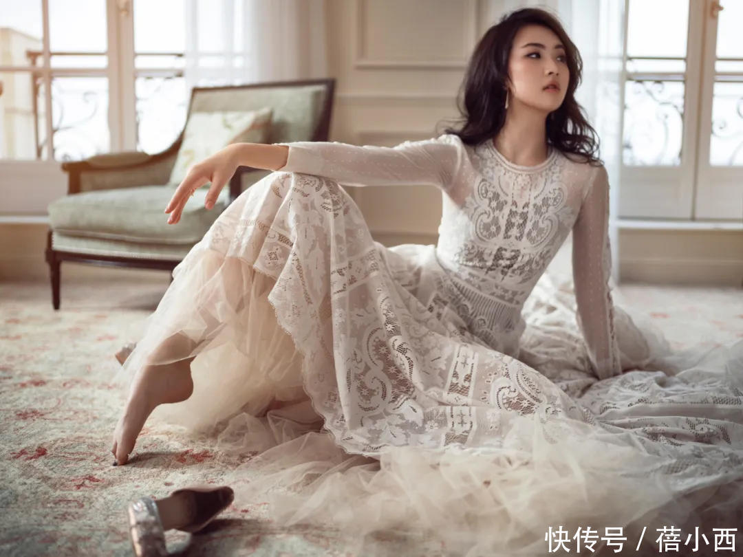 露肩|姚安娜终究是名媛,虽然被黑衣品差,翻身只需一条彩虹裙,太美了