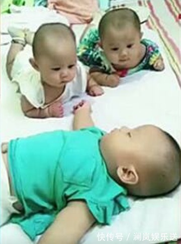 小尚|三胞胎睡午觉,两妹妹醒来后合计要不要叫醒哥哥,真是太可爱了