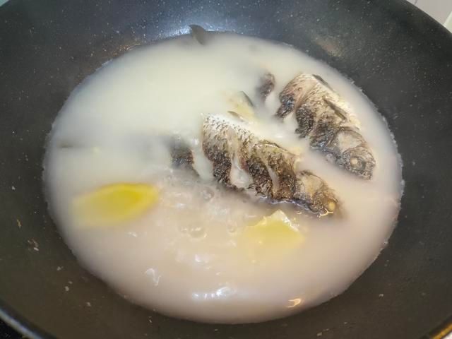 炖鲫鱼汤时，牢记“2不放2窍门”，汤浓如奶，鲜美好喝没腥味