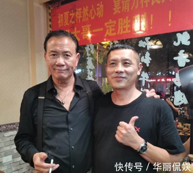 63岁万梓良现身饭局,肚腩突出放肆抽烟,被