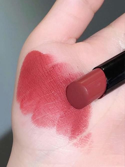 蜜桃色|白皮才能涂“蜜桃色”口红?我偏不信!这5支黄皮涂照样美