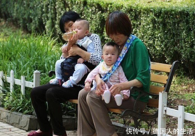 外公|家里“独苗”刚出生,爷爷外公凝视半小时不动,网友:以为是照片