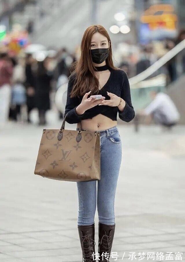t恤|秋季难免要换风格,“牛仔裤+长筒靴”特别吃香,上身洋气又显高