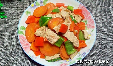 阿堂哥|胡萝卜炒肉，不一样的尝试，别样的味道，比青椒炒肉还好吃！