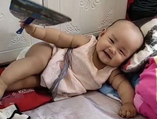 老大爷|萌娃躺床上享受“老大爷”般的生活,悠哉悠哉,小扇摇得逍遥自在