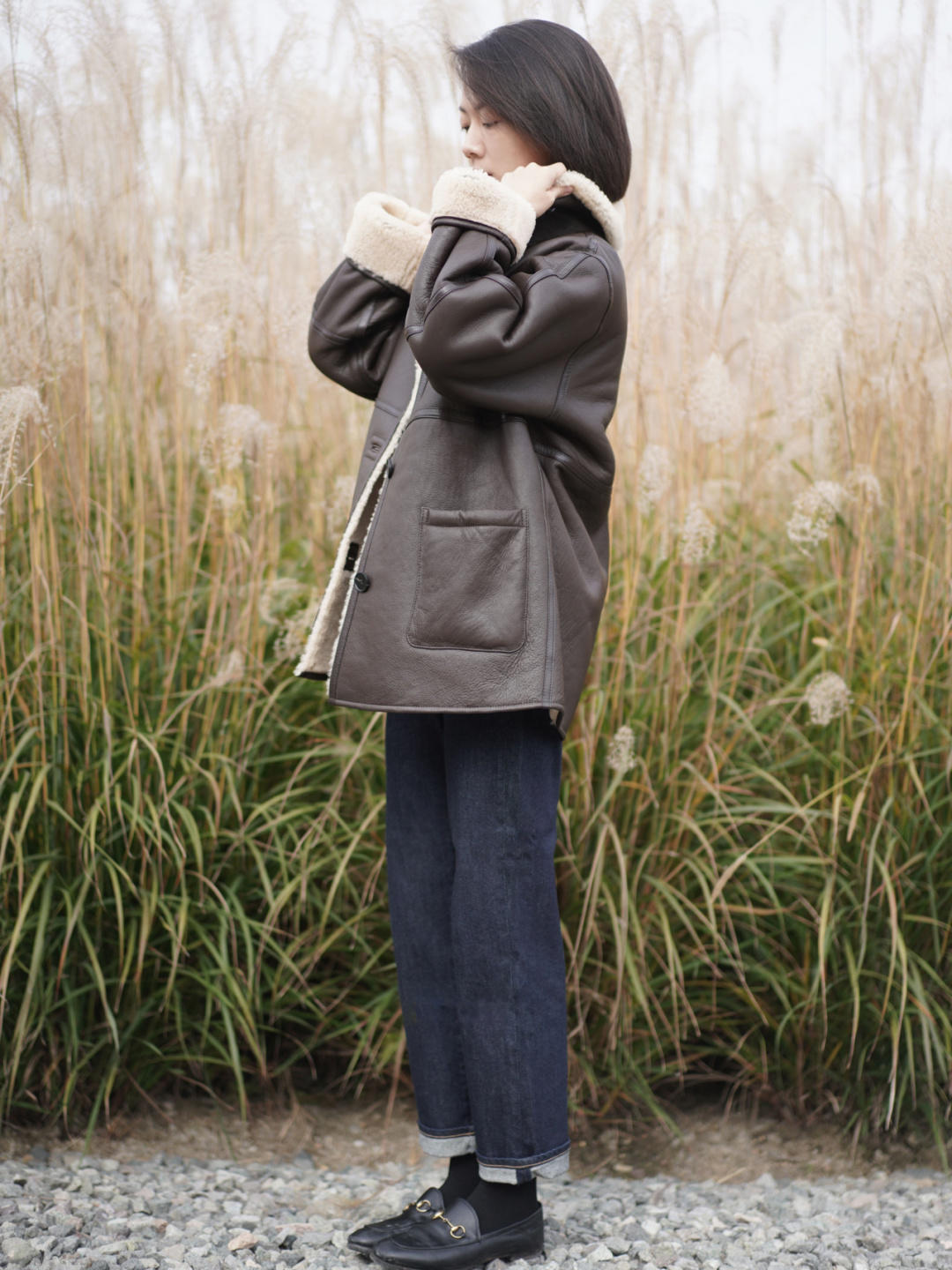 质地 “皮毛一体外套”又火了,这几种搭配保暖又帅气,普通人也能驾驭