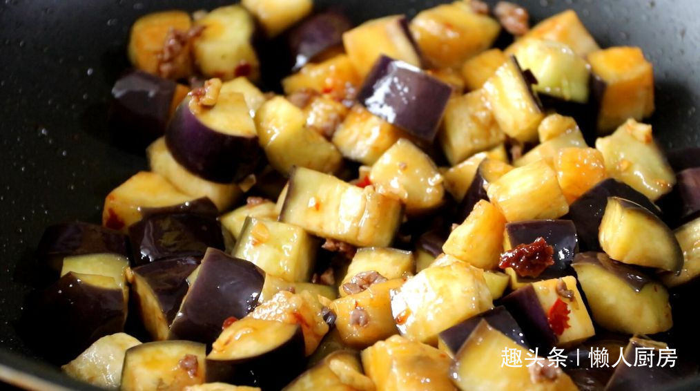 先蒸后炒,做出来的茄子不吸油,配上牛肉末一起炒,下饭好吃