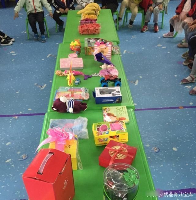 手工|幼儿园孩子互赠礼物,花1千元换回“小纸人”,妈妈:很不公平