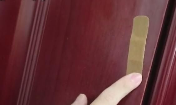 创口贴|晚上在门上贴1个创口贴，到底有什么神奇妙用？结果人人都贴了！