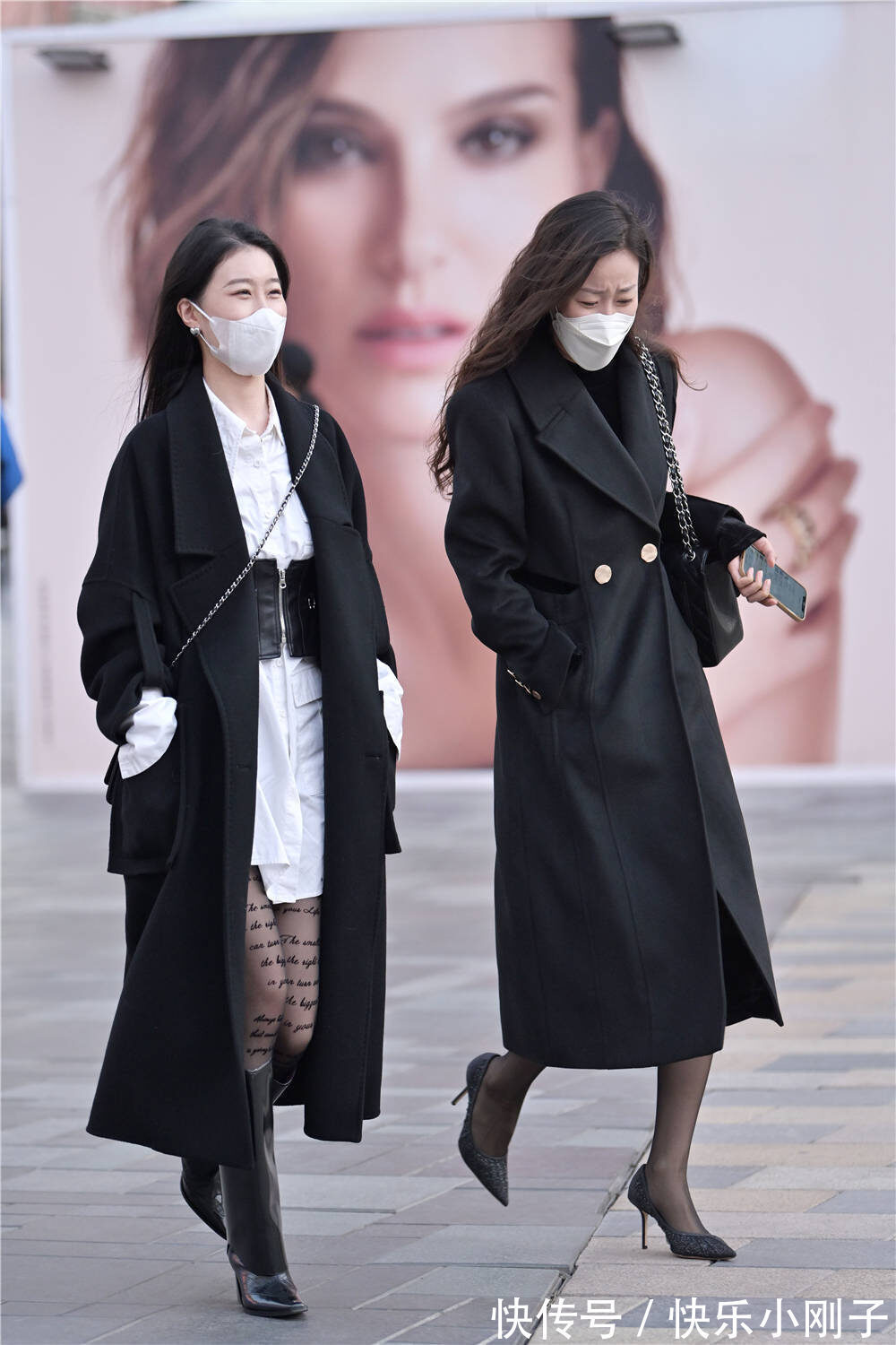 搭配 冬天还穿着黑色丝袜,她们是真喜欢丝袜搭配,让自己看起来更显瘦