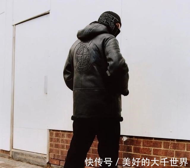 代购 Supreme最新联名首发不到一周加价27%,明天在中国上线!