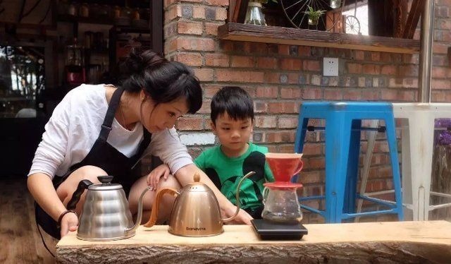 大孩子|宝妈带4岁大孩子喝咖啡,无知父母不知要坑苦多少娃