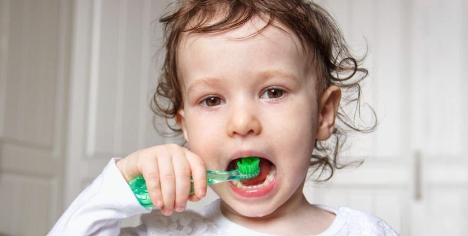 孩子|让小孩子刷牙很困难?习惯敏感期在家用4个方法让娃爱上刷牙