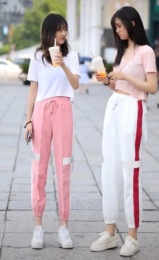 街拍：白色上衣搭配黑色九分裤，小姐姐想不好看都难