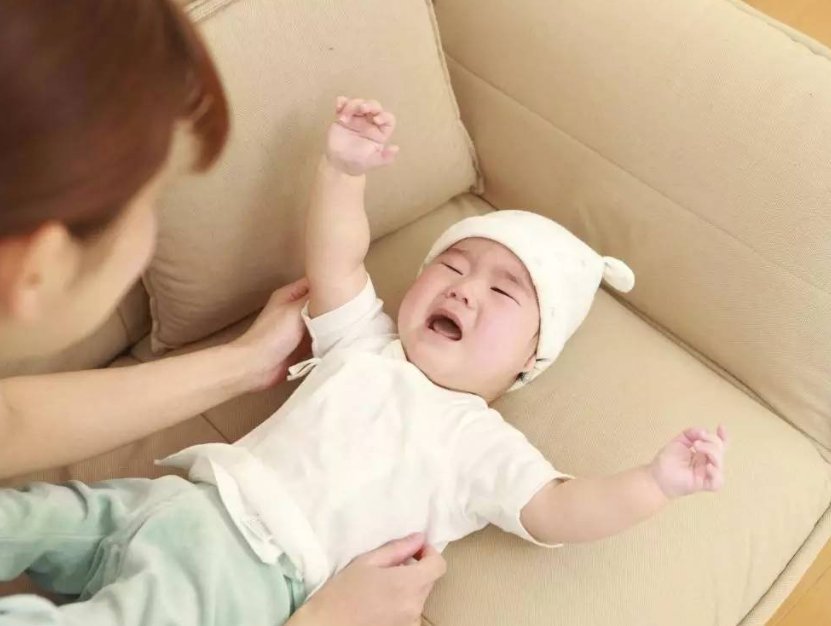 宝妈|三胞胎姐妹“纸巾大战”,妈妈:不心疼钱,就是“血压”有点高