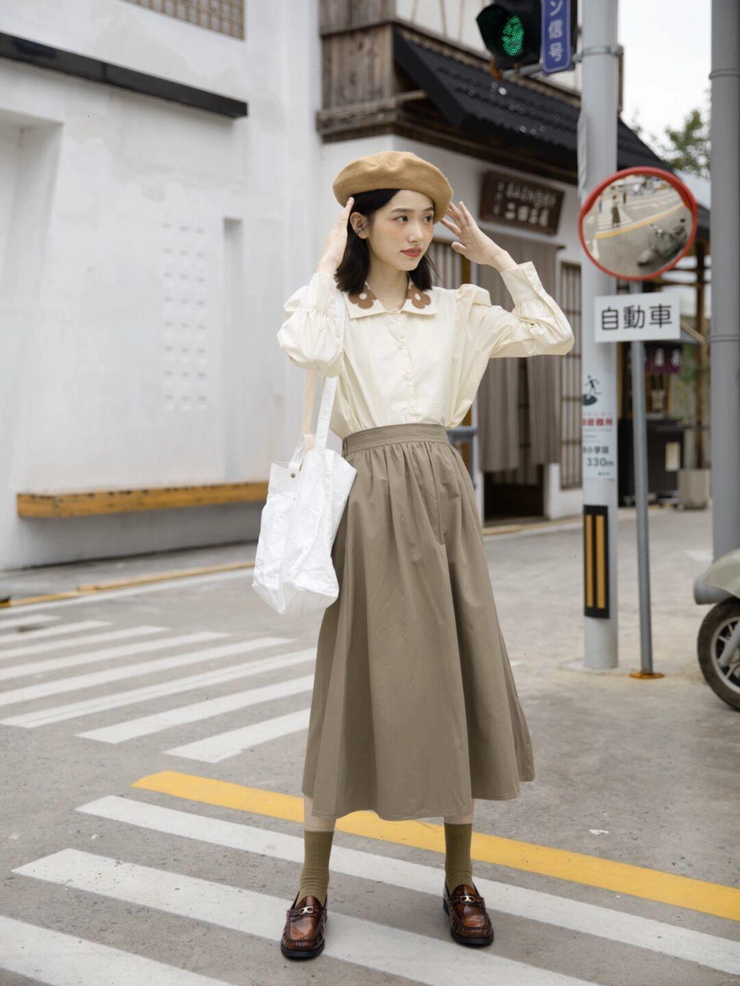 保暖 秋季想要穿出甜美可爱风,一定少不了蓝色针织开衫的搭配!