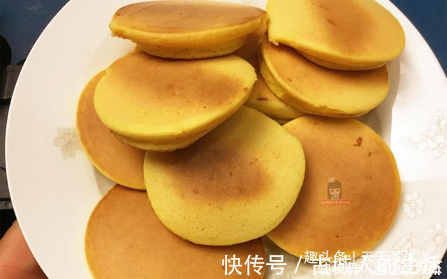 电饼铛|两个鸡蛋，一杯玉米粉，教你做香甜松软玉米饼，孩子们抢着吃