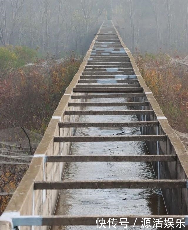 临朐嵩山水库大坝下的景色，有上世纪修建的水渠！