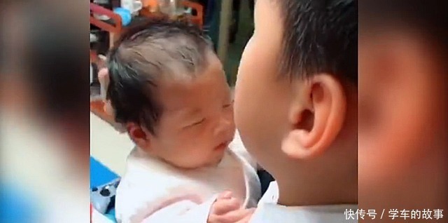 二宝|妈妈在做饭,让哥哥去照顾妹妹,接下来的一幕太暖了!