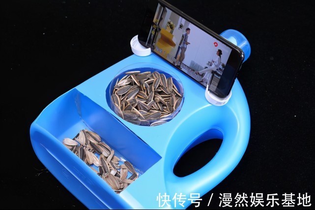 塑料瓶|洗衣液瓶子别扔了,简单改造一下,放在床上,全家人都要抢着用