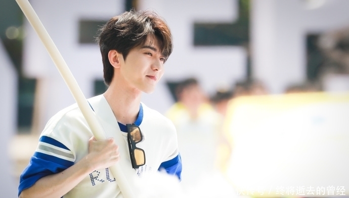 蔡徐坤今日《奔跑吧》路透来袭 运动会上的小小扛旗手甜度爆表可爱炸裂!