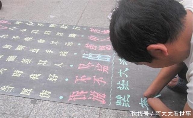 乞丐苦练10年粉笔字,字体被收购,如今成书法家,身价上千万