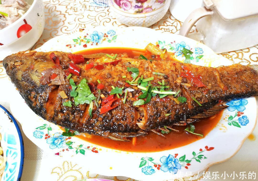 晒北方三线城市的年夜饭,9口人13道菜,网友:一看就是北方人