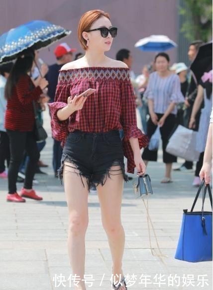 红色一字肩T恤搭配黑色牛仔裤,高腰设计,不仅显瘦还百搭