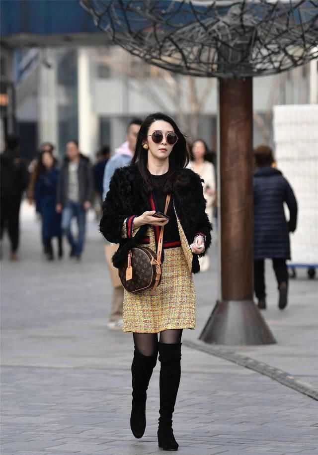 黑色高跟鞋搭配连衣裙，整体的穿搭十分有格调