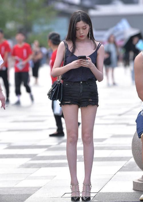 美女应该是人群中不热的一个,简单搭配以牛仔裤垫底