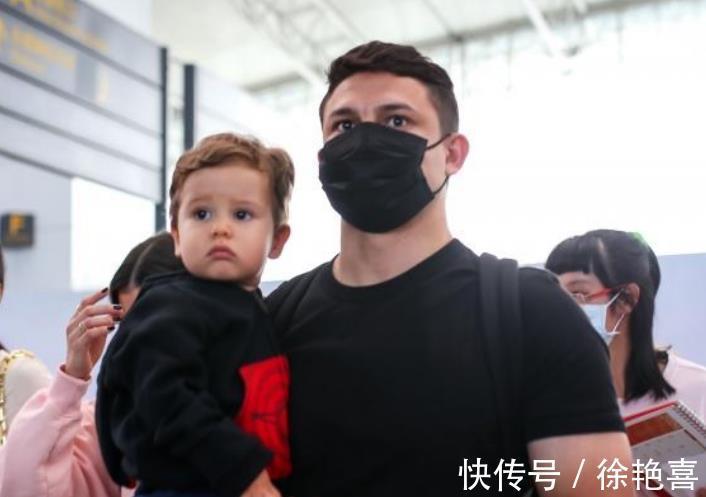 送别|再见！广州队164场104球射手离开中国，大量球迷送别，他眼里含泪