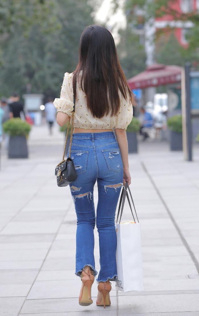 街拍夏日选择牛仔裤,时尚百搭一举两得,让你轻松展现靓丽美感