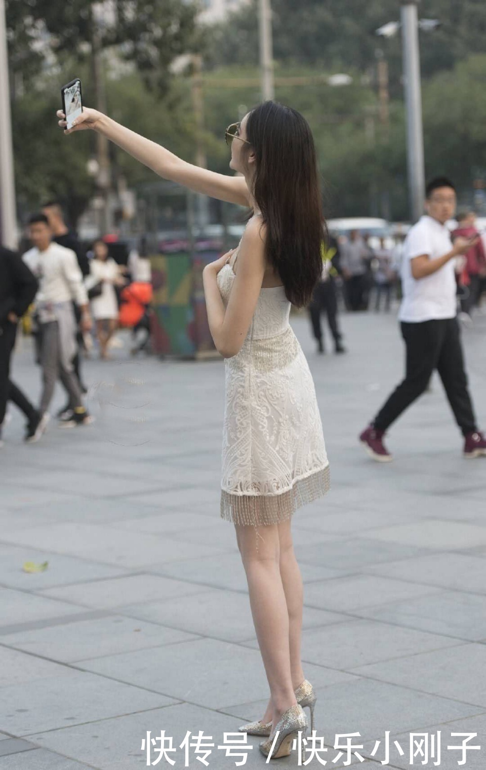 吊带连衣裙怎么搭配?可以选择蕾丝+bra的版型,女神范