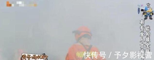 周冬雨黃子韜錄綜藝體驗(yàn)消防員，17秒穿越火堆，眉毛瞬間被燒焦