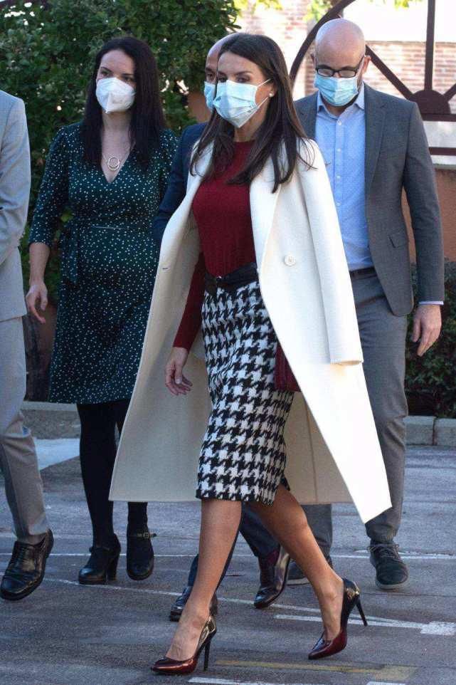 西班牙王后真会穿，千鸟格裙配红衣优雅高级，再披件大衣好气派