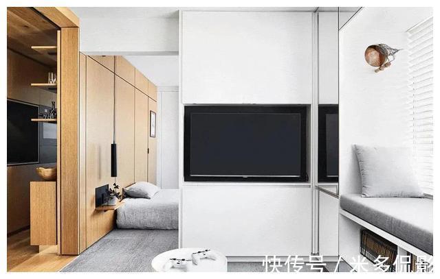 玄关|35㎡小公寓,用自行车做背景墙,躺在书柜上就能晒太阳,好惬意!