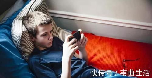 人生|妈妈,我想玩手机,两位妈妈不同回答,决定孩子不同的人生格局