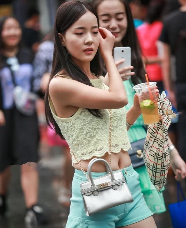 街拍美女性感端庄的小妹妹,算得上是国色天香