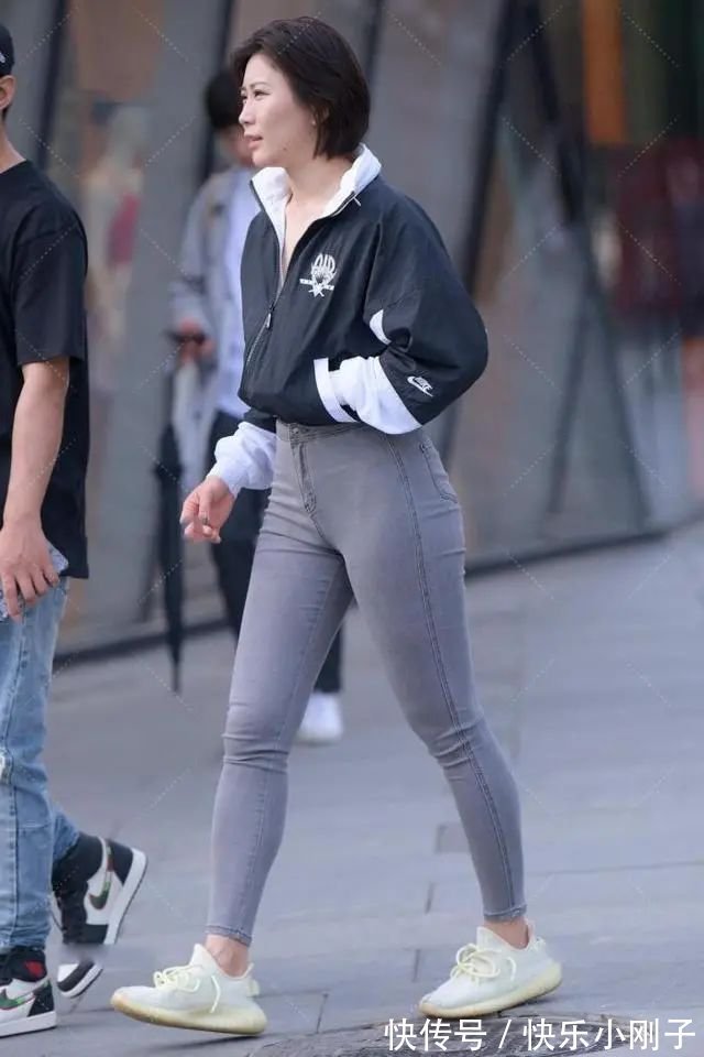 混合 棒球衫搭配牛仔裤,轻松舒适,简单的设计强调时尚感