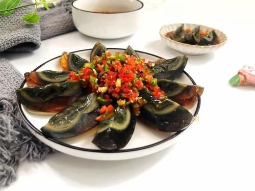 只有吃过的人才知道它有多香，尖椒与皮蛋天生一对，吃一次就上瘾